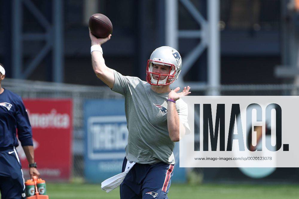 Foxborough, Massachusetts, U.S. - New England Patriots backup quarterback Garrett Gilbert (8) throws a pass during the organized team activities held on the practice fields at Gillette Stadium in Foxborough Massachusetts. Eric Canha CSM NFL American Football Herren USA 2015: Patriots OTA JUN 11 - ZUMAc04_