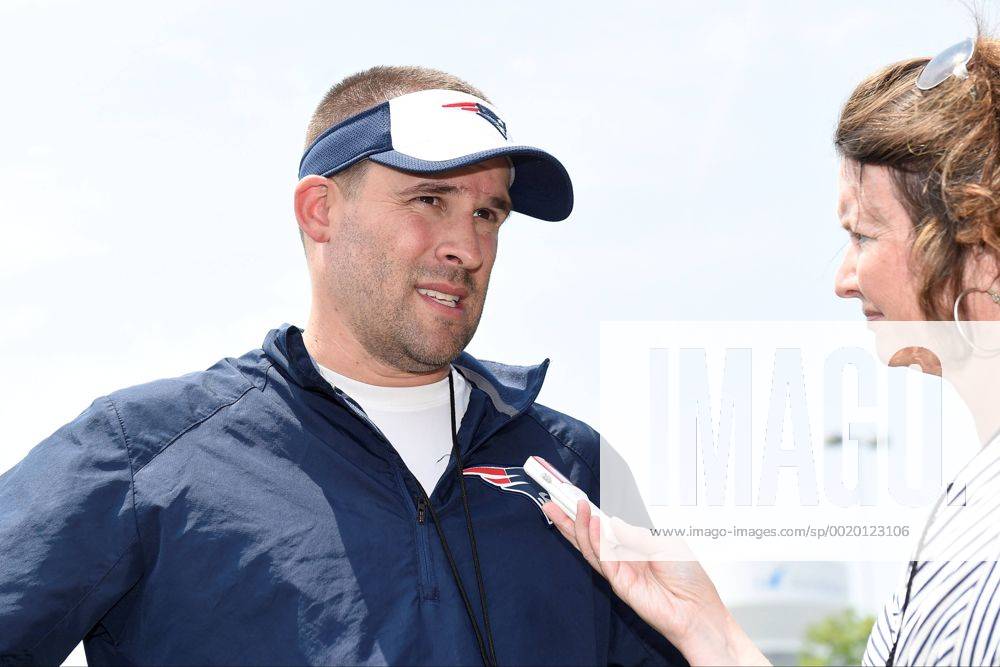Foxborough, Massachusetts, U.S. - New England Patriots offensive coordinator Josh McDaniels is interviewed by a reporter at the organized team activities held on the practice fields at Gillette Stadium in Foxborough Massachusetts. Eric Canha CSM NFL American Football Herren USA 2015: Patriots OTA JUN 11 - ZUMAc04_