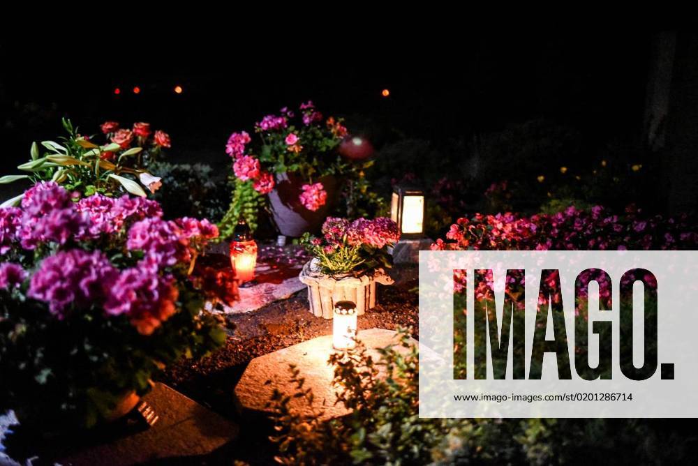 Grabschmuck zu Mitternacht auf dem Waldfriedhof. Freitag der 13.07.2018 in Dinslaken. Teil der 24-Stunden-Serie der NRZ. Deutschland Nordrhein-Westfalen Dinslaken