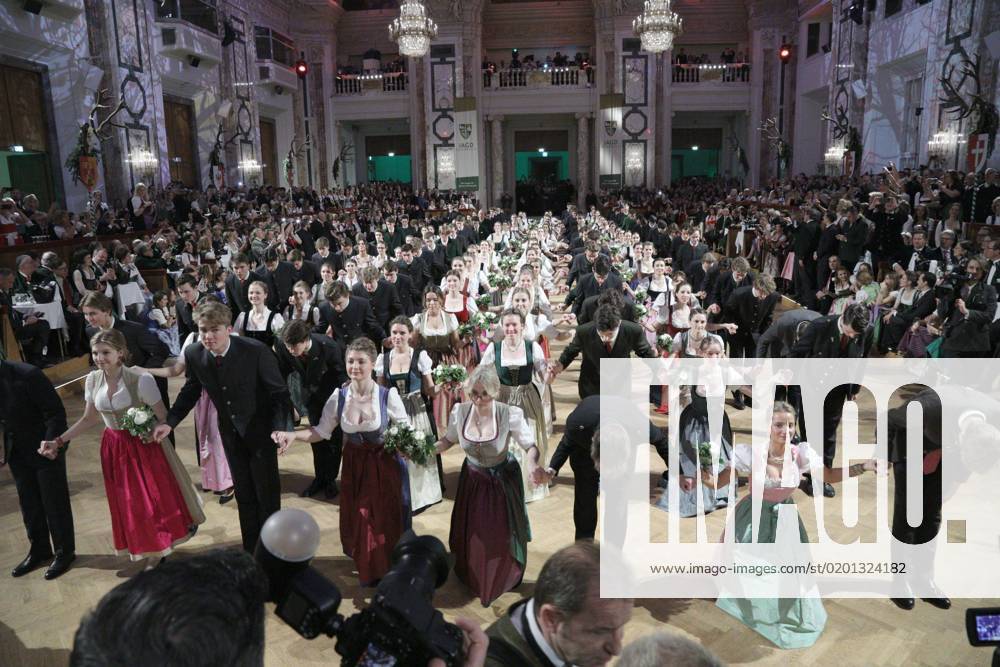 Vienna Hofburg, 100 HUNTER BALL, Vienna Ball of the Green Cross in the picture opening i ballroom, debutants, 100 HUNTER BALL.
