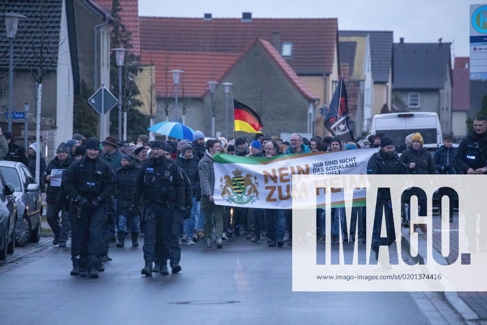 Die Nerven liegen bei den Strellnern blank. Das alte Munitionsdepot der Bundeswehr in Strelln soll eine Asylunterkunft werden. Hunderte Menschen sollen hier untergebracht werden. Die Wut auf die Politik in Zeiten von Corona und Krieg geht nunmehr auf die Asylpolitik über. Schon vor einigen Jahren, 2018, gab es in Chemnitz Ausschreitungen Asylanten wurden von Rechten regelrecht gehetzt. Angetrieben u.a. von Martin Kohlmann. Kohlmann, nunmehr Chef der Freien Sachsen, mobilisiert daher erneut gegen Asylanten. So wurden für den Dienstag aufgerufen, vor der Dorfkneipe von Strelln, Zum Lindenbaum, zu demonstrieren. Das geschah auch. Hunderte Menschen schrien Wortlaute gegen Asylanten. In der Gaststätte zum Lindenbaum fand eine Einwoh