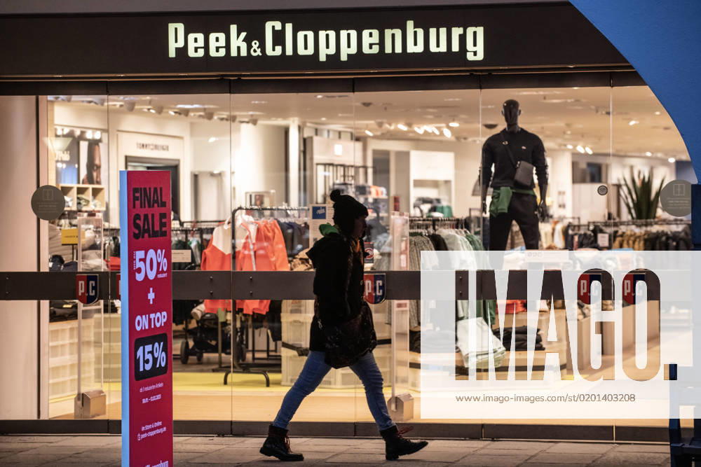 Branch of Peek and Cloppenburg, Max Josefs Platz, Rosenheim, 31 January 2023 Germany, Rosenheim, 31 January 2023, branch of fashion retailer Peek and Cloppenburg at Max Josefs Platz, in the historic old town, entrance, sale, textile retail chain, passer-by, store, winter, January 2023,, Bavaria, Bavarian, exterior shot, landscape format,
