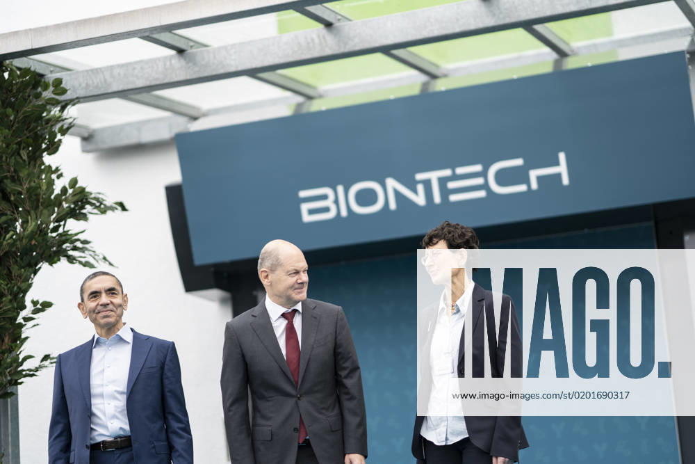 German Chancellor visits BioNTech on the occasion of the constructional completion of the plasmid production in Marburg Ugur Sahin, founder and CEO Biontech SE left and