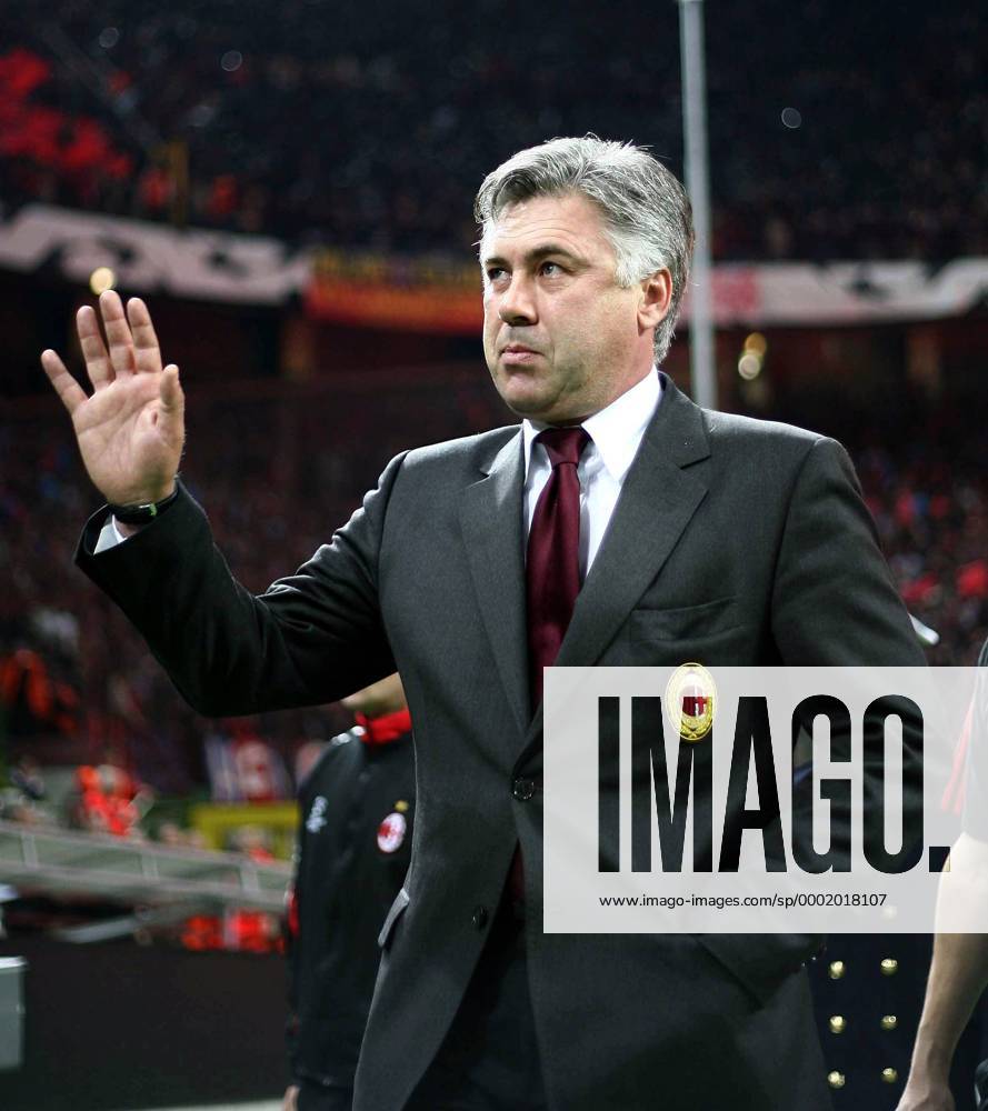 Trainer Carlo Ancelotti (Milan) winkt den Anhängern - Fußball EC 1 Herren Champions League 2005 2006, AC Mailand Einzelbild Mailand