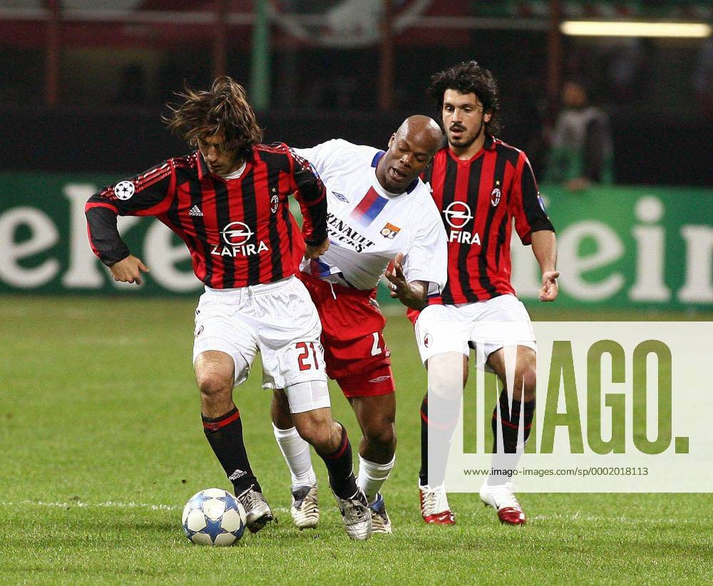 Sylvain Wiltord (Lyon, Mitte) gegen Andrea Pirlo (li.) und Gennaro Gattuso (beide Milan) - Fußball EC 1 Herren Champions League 2005 2006, AC Mailand - Olympique Lyonnais, OL Gruppe Mailand Dynamik,