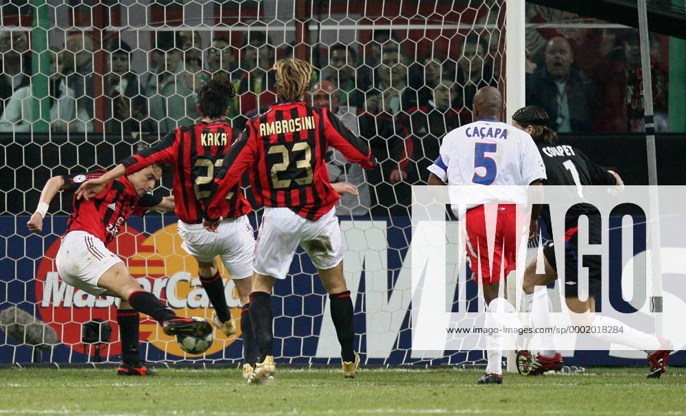 Filippo Inzaghi (Milan, li.) erzielt das 2:1, daneben v.li. Kaka, Massimo Ambrosini (alle Milan), Claudio Roberto Cacapa und Torwart Gregory Coupet (alle Lyon) - Fußball EC 1 Herren Champions League 2005 2006, AC Mailand - Olympique Lyonnais 3:1, OL Gruppe Mailand Dynamik,
