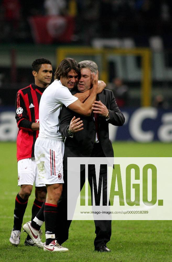 Trainer Carlo Ancelotti wird von Paolo Maldini (Mitte) geherzt, li. Serginho (alle Milan) Fußball EC 1 Herren Champions League 2005 2006, AC Mailand Gruppe Mailand Freude,