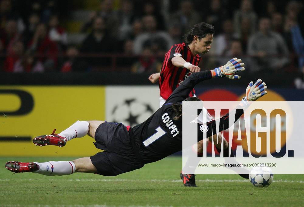 Torwart Gregory Coupet (Lyon) wirft sich wagemutig Filippo Inzaghi (Milan) entgegen - Fußball EC 1 Herren Champions League 2005 2006, AC Mailand - Olympique Lyonnais 3:1, OL Gruppe Mailand Dynamik, Kampf, Abwehr