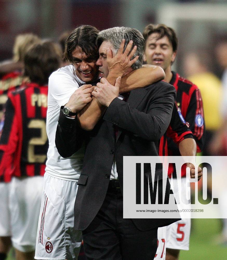 Paolo Maldini umarmt Trainer Carlo Ancelotti (beide Milan) innig - Fußball EC 1 Herren UEFA Champions League 2005 2006, AC Mailand, Serie A, 1. Italienische Liga, Gruppe Mailand Freude,