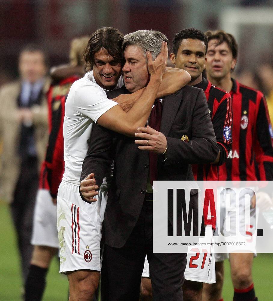 Paolo Maldini umarmt Trainer Carlo Ancelotti (beide Milan) - Fußball EC 1 Herren UEFA Champions League 2005 2006, AC Mailand, Serie A, 1. Italienische Liga, Gruppe Mailand Freude,
