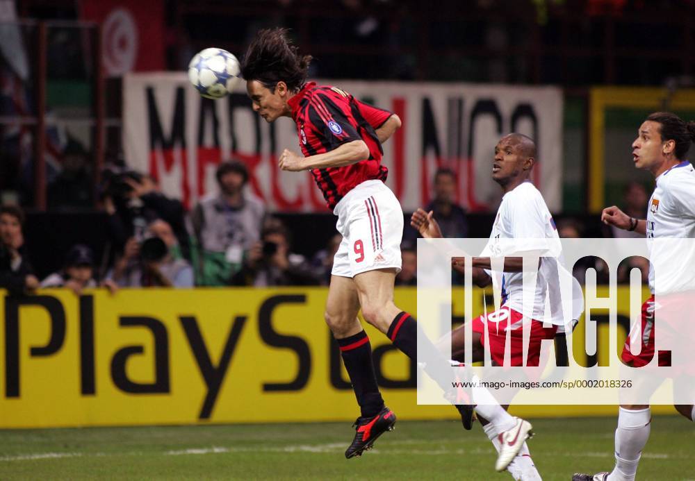 Filippo Inzaghi (Milan, li) köpft das 1:0, Eric Abidal (Mitte) und Fred (beide Lyon) kommen zu spät Fußball EC 1 Herren Champions League 2005 2006, AC Mailand - Olympique Lyonnais 3:1, OL Gruppe Mailand Dynamik,