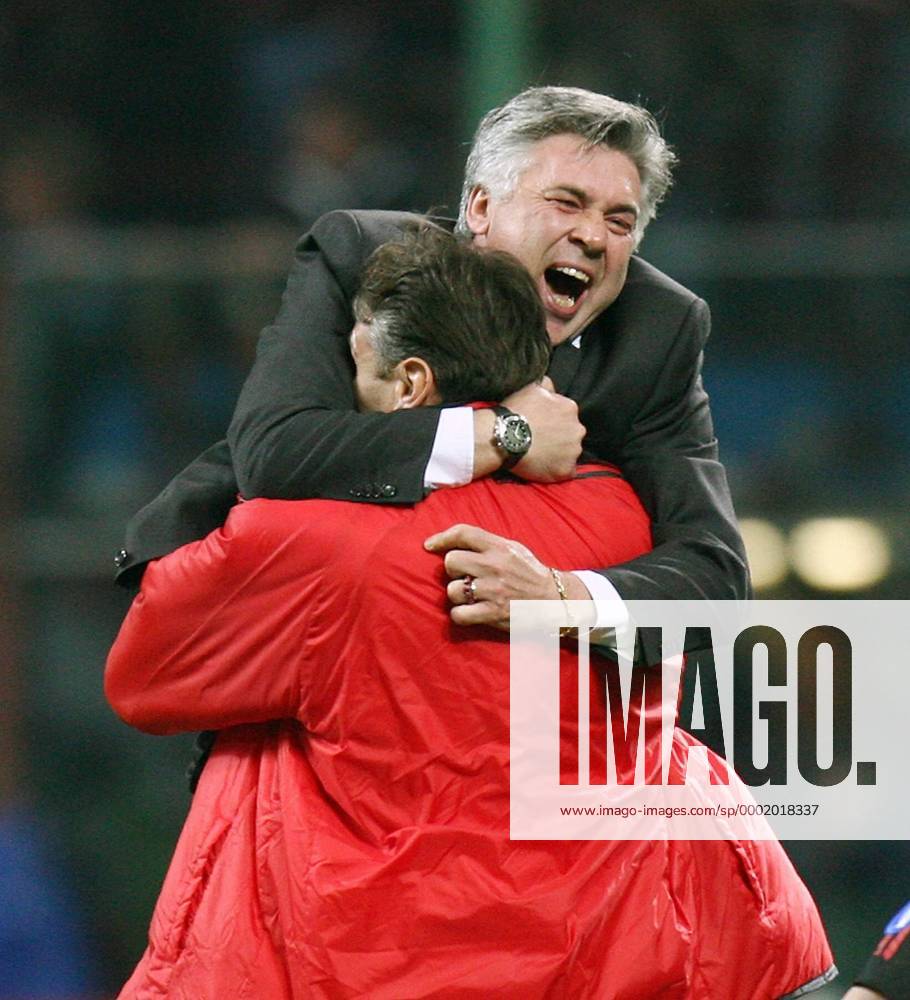 Trainer Carlo Ancelotti möchte am liebsten die ganze Welt drücken, hier muss erst einmal Torwart Zeljko Kalac (beide Milan) dran glauben - Fußball EC 1 Herren Champions League 2005 2006, AC Mailand Gruppe Mailand Freude, Begeisterung,