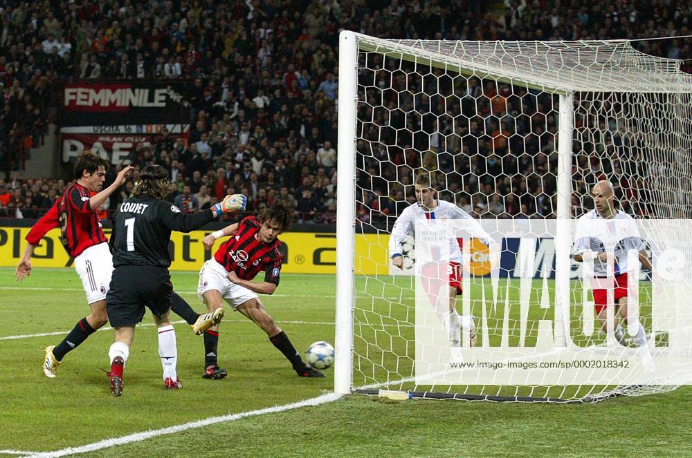 Filippo Inzaghi (Milan, Mitte) erzielt das 2:1 gegen Torwart Gregory Coupet, Francois Clerc (2.v.re.) und Cris (alle Lyon) sind machtlos Fußball EC 1 Herren Champions League 2005 2006, AC Mailand - Olympique Lyonnais 3:1, OL Gruppe Mailand Dynamik, Spannung,