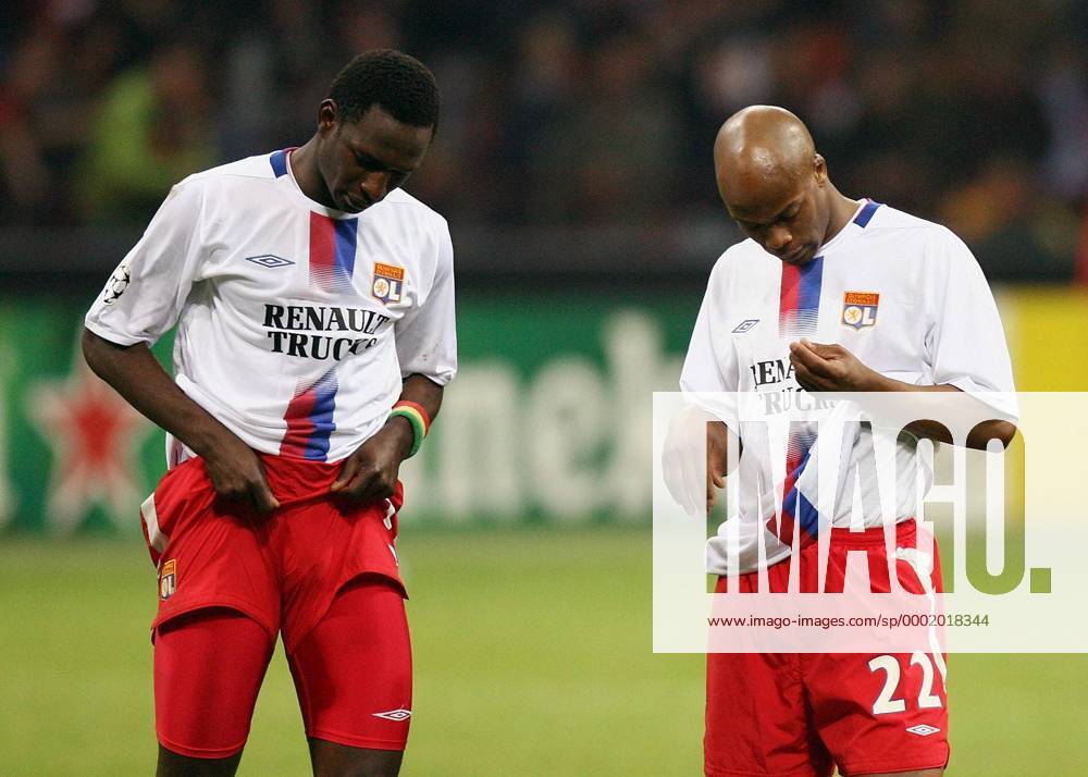 Mahamadou Diarra (li.) und Sylvain Wiltord (beide Lyon) enttäuscht - Fußball EC 1 Herren Champions League 2005 2006, Olympique Lyonnais, OL Gruppe Mailand Enttäuschung,