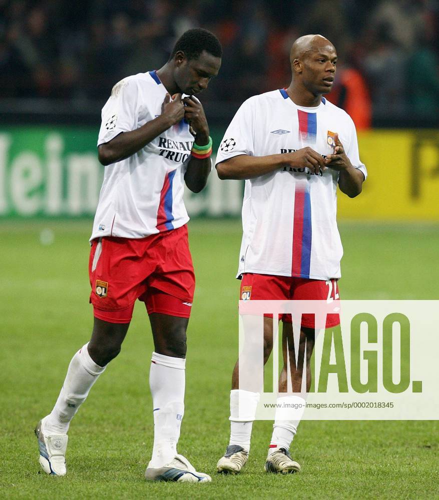 Mahamadou Diarra (li.) und Sylvain Wiltord (beide Lyon) enttäuscht - Fußball EC 1 Herren Champions League 2005 2006, Olympique Lyonnais, OL Gruppe Mailand Enttäuschung,