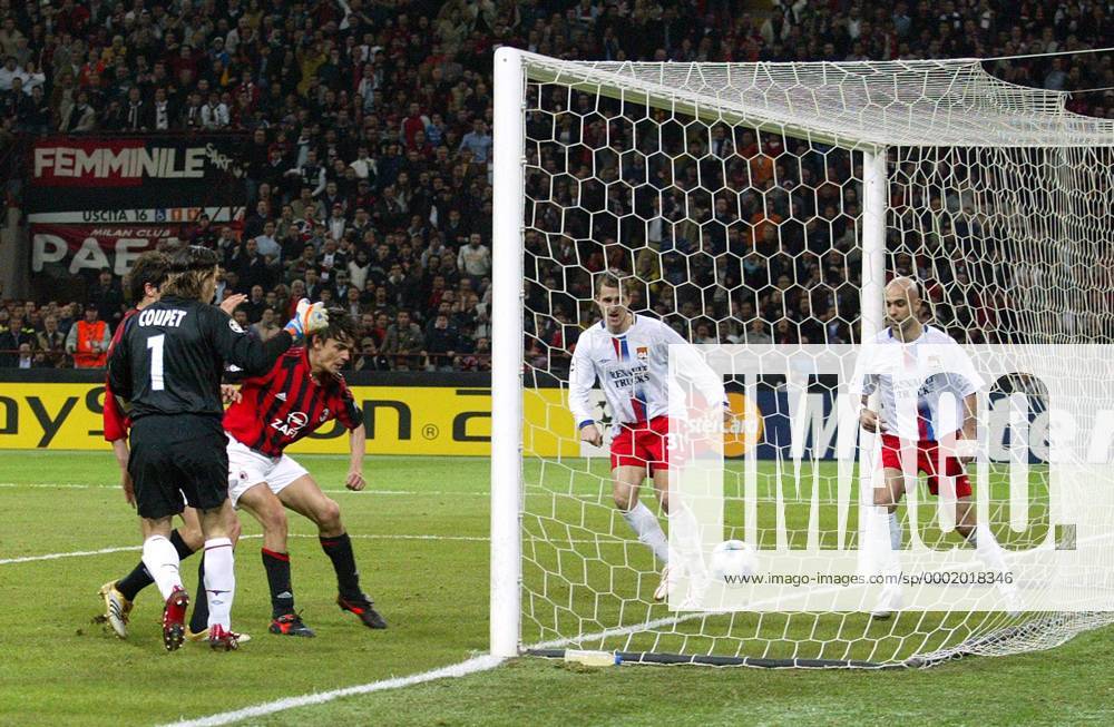 Filippo Inzaghi (Milan, 2.v.li.) erzielt das 2:1 gegen Torwart Gregory Coupet, Francois Clerc (2.v.re.) und Cris (alle Lyon) sind machtlos Fußball EC 1 Herren Champions League 2005 2006, AC Mailand - Olympique Lyonnais 3:1, OL Gruppe Mailand Dynamik,