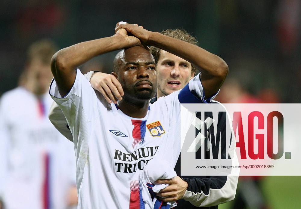 Claudio Roberto Cacapa (li.) und Patrick Müller (beide Lyon) enttäuscht - Fußball EC 1 Herren Champions League 2005 2006, Olympique Lyonnais, OL Gruppe Mailand Enttäuschung,