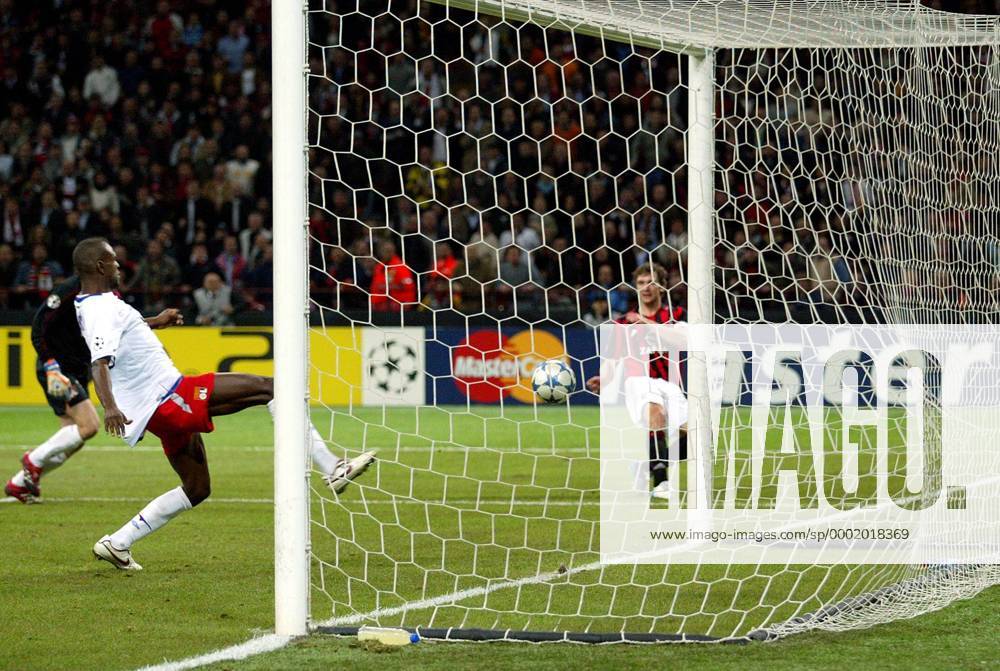 Claudio Roberto Cacapa (Lyon, li.) kann das 1:3 durch Andriy Shevchenko (Milan) nicht verhindern Fußball EC 1 Herren Champions League 2005 2006, AC Mailand - Olympique Lyonnais 3:1, OL Gruppe Mailand Dynamik,