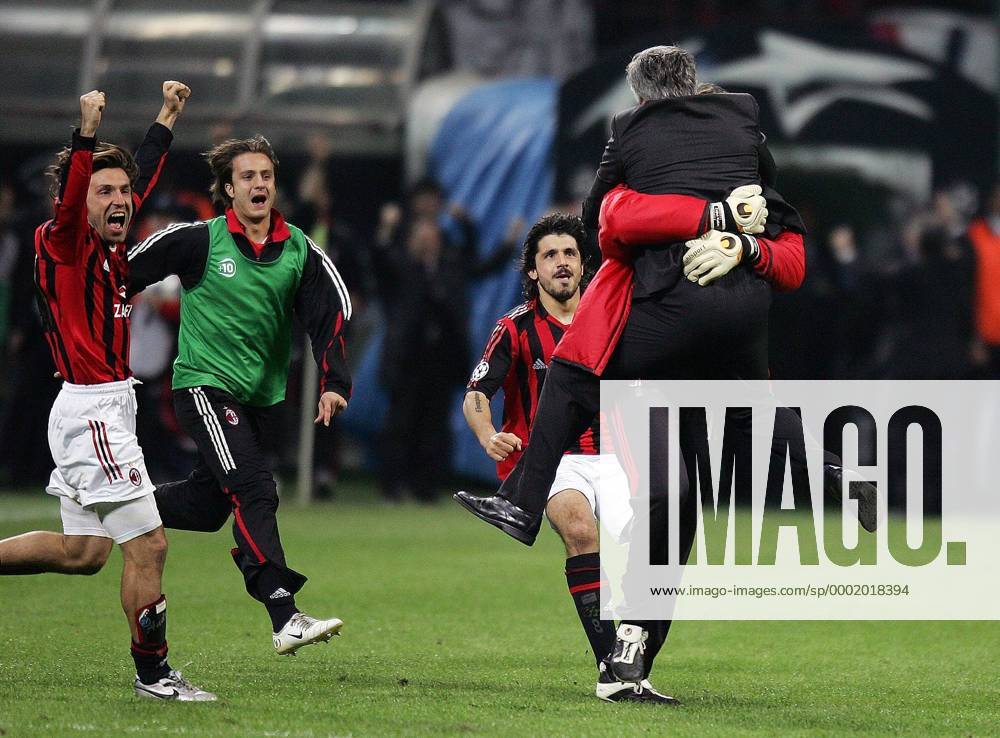 Schlussjubel Milan - v.li. Andrea Pirlo, Alberto Gilardino und Gennaro Gattuso stürmen auf Trainer Carlo Ancelotti zu - Fußball EC 1 Herren Champions League 2005 2006, AC Mailand, Gruppe Mailand Begeisterung, Freude,