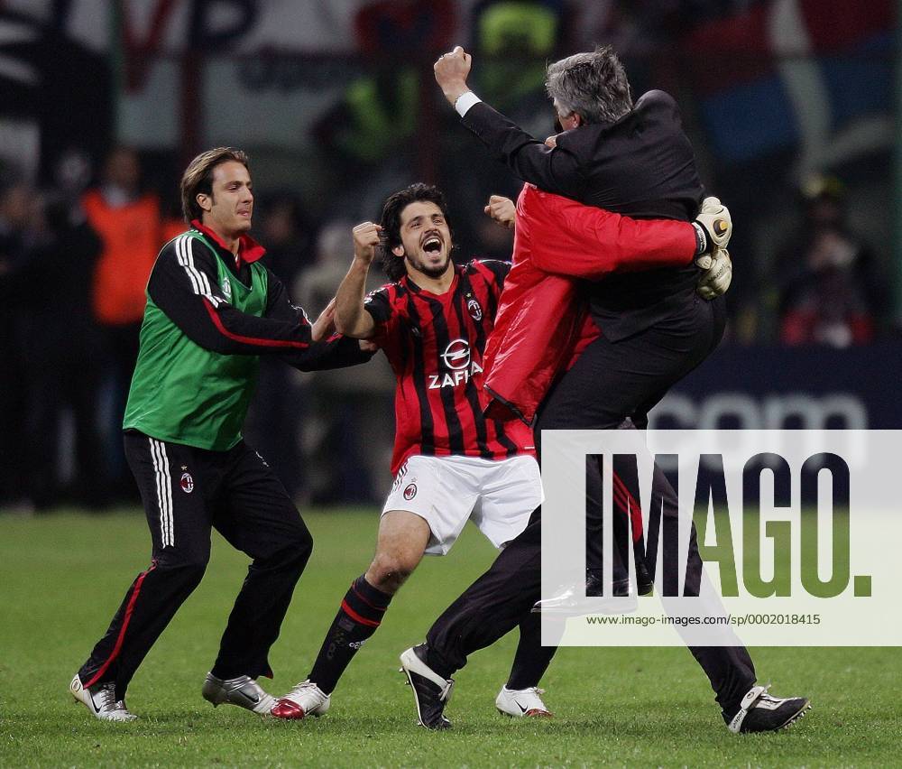Schlussjubel Milan - Trainer Carlo Ancelotti wird umarmt und von Alberto Gilardino (li.) und Gennaro Gattuso bejubelt - Fußball EC 1 Herren Champions League 2005 2006, AC Mailand Gruppe Mailand Freude, Begeisterung,