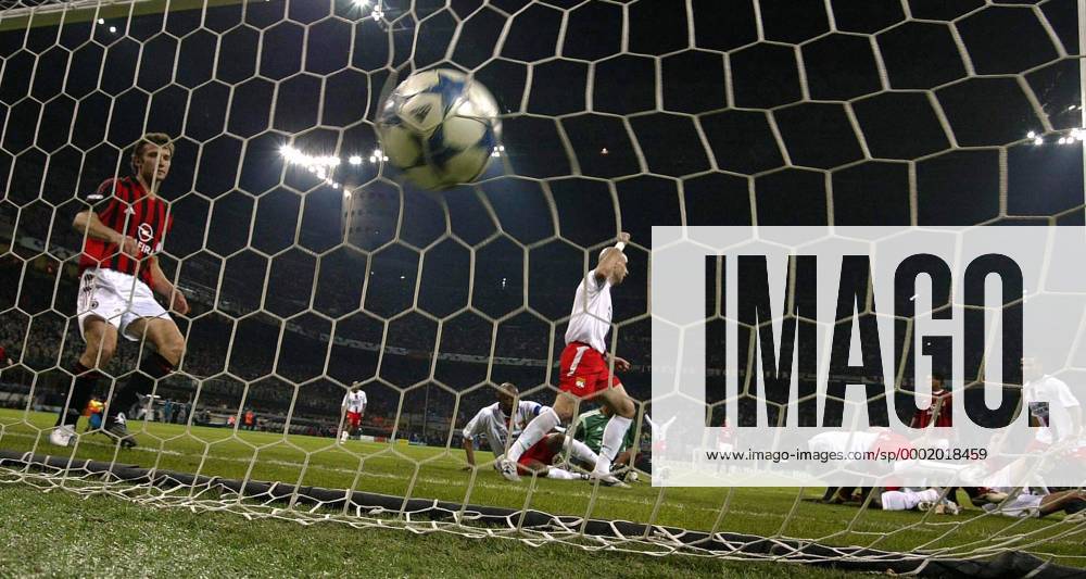 Der Ball zappelt zum 1:1 im Netz - Cris (Lyon, Mitte) kann jubelnd abdrehen - Fußball EC 1 Herren Champions League 2005 2006, AC Mailand - Olympique Lyonnais 3:1, OL Totale Mailand Freude,