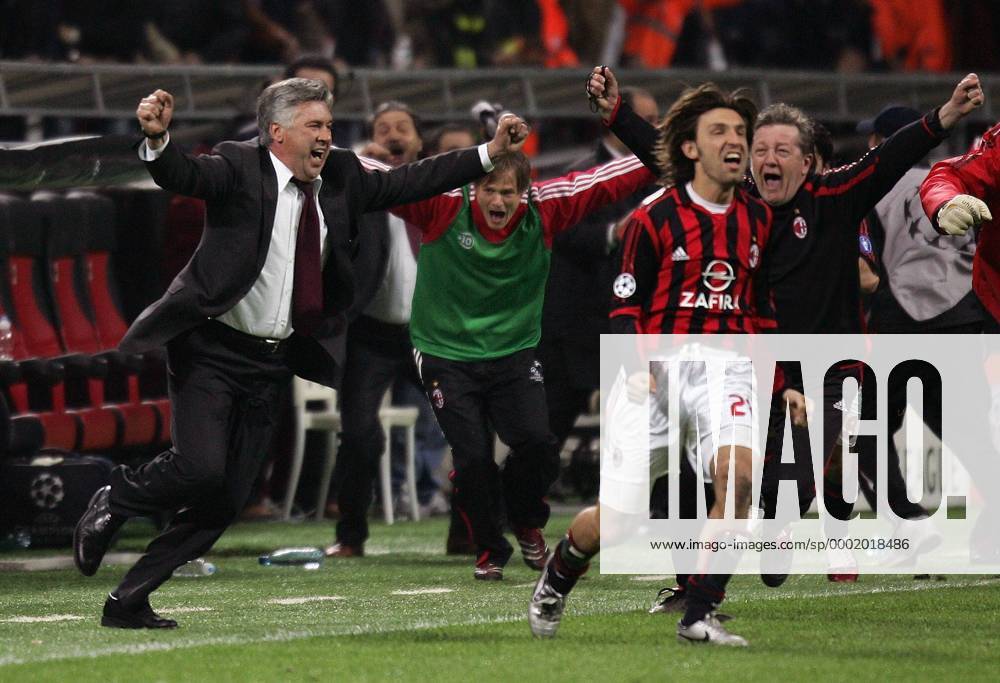 Schlussjubel Milan - Trainer Carlo Ancelotti und Andrea Pirlo stürmen nach dem Schlusspfiff das Feld - Fußball EC 1 Herren Champions League 2005 2006, AC Mailand Gruppe Mailand Freude, Begeisterung,
