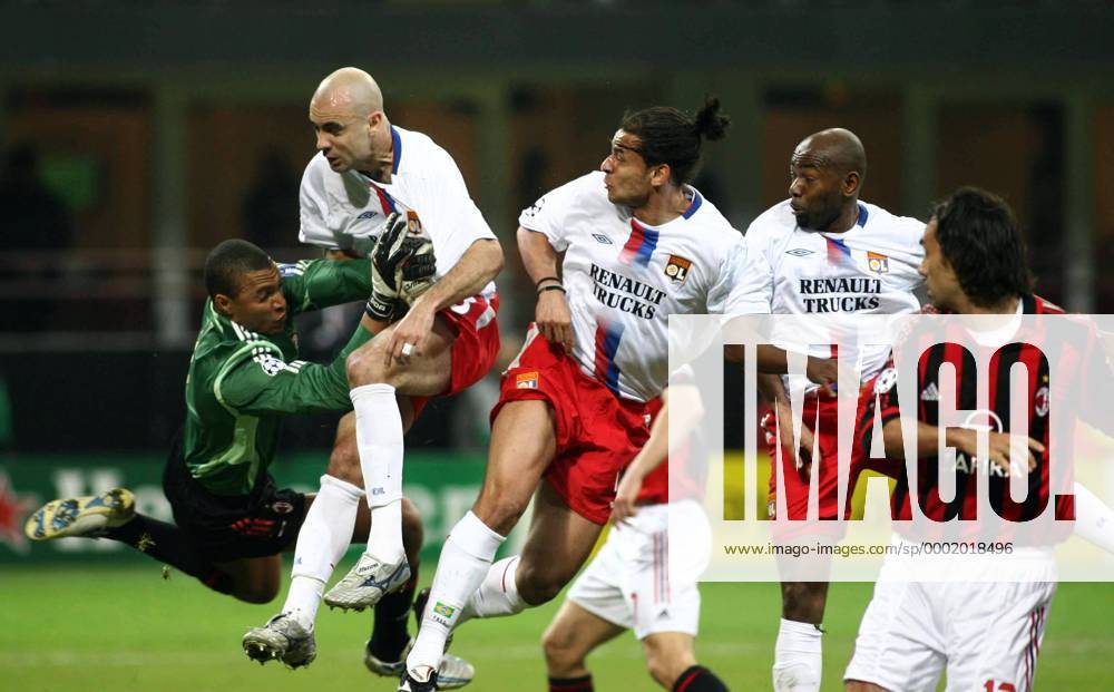 Torwart Dida (Milan) räumt Cris aus dem Weg, daneben Fred (Mitte) und Claudio Roberto Cacapa (alle Lyon) - Fußball EC 1 Herren Champions League 2005 2006, AC Mailand - Olympique Lyonnais 3:1, OL Gruppe Mailand Dynamik, Kampf,