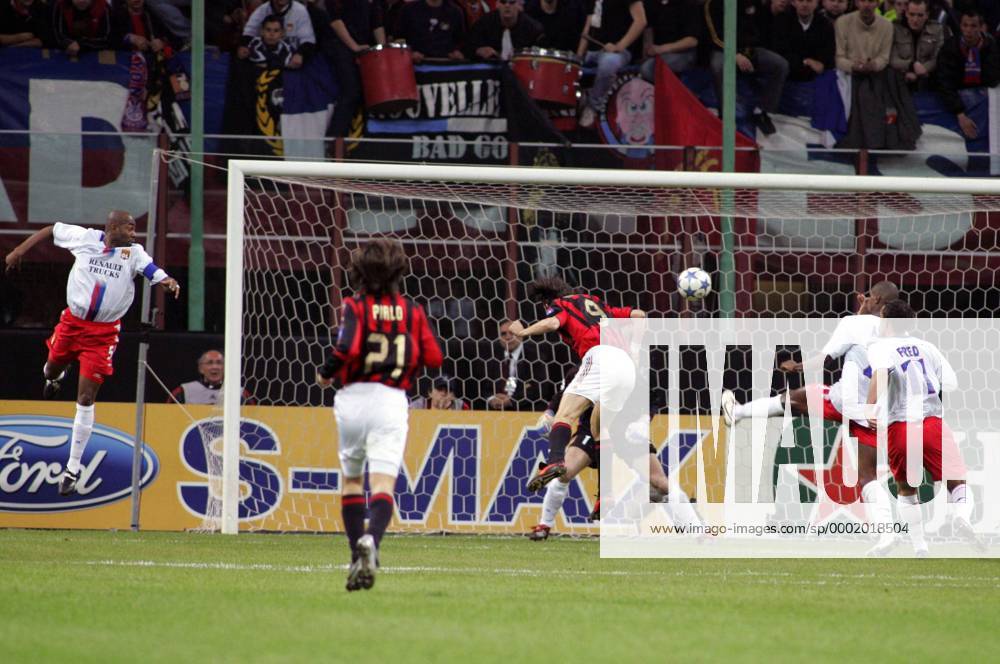 Filippo Inzaghi (Milan, Mitte) erzielt per Kopf das 2:1 - Fußball EC 1 Herren Champions League 2005 2006, AC Mailand - Olympique Lyonnais 3:1, OL Totale pan13504 Mailand Dynamik,