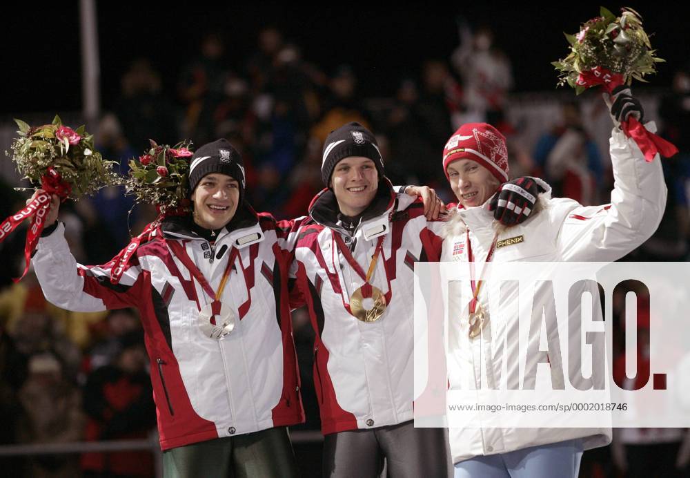Siegerehrung Skispringen von der Großschanze Turin 2006 - Olympiasieger Thomas Morgenstern (Mitte), Andreas Kofler (li., beide Österreich) und Lars Bystöl (Norwegen) Skispringen OS Winter Herren Olympische Spiele Turin 2006, Winterspiele, Ski Nordisch, Nordischer Skisport, Großschanze Gruppe Pragelato Freude,