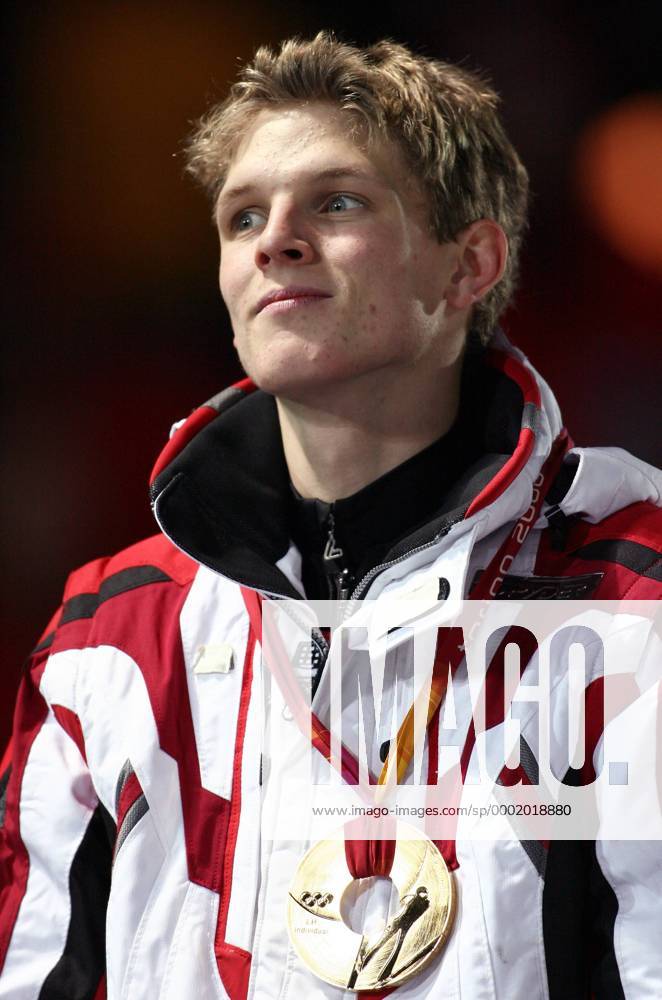 Olympiasieger Thomas Morgenstern (Österreich) während der Siegerehrung Skispringen OS Winter Herren Olympische Spiele Turin 2006, Winterspiele, Ski Nordisch, Nordischer Skisport, Großschanze Einzelbild Pragelato Freude,