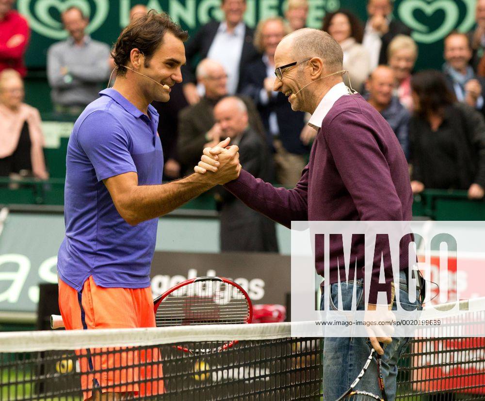 Roger Federer (SUI) und TV Kommentator Matthias Stach, Tennis - Gerry Weber Open - ATP Tennis Herren 500 - Gerry Weber Stadion - Halle Westf. - Nordrhein Westfalen - Germany - 19 June 2015. Juergen Hasenkopf