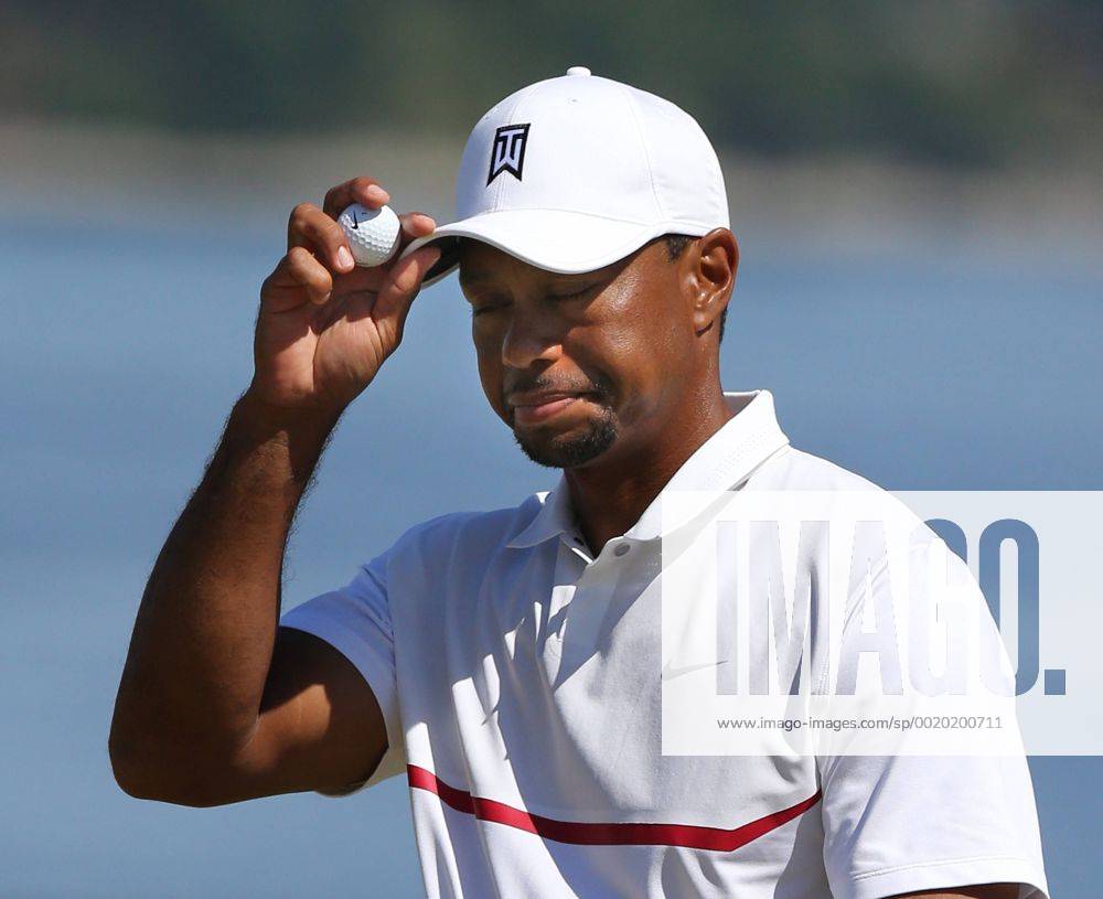 Tiger Woods tips his hat to the gallery altering sinking a putt on the 17th green in the second round of the 115th U.S. Open Championship at Chambers Bay on June 19, 2015 in University Place, Washington. SEA20150619031 JIMxBRYANT