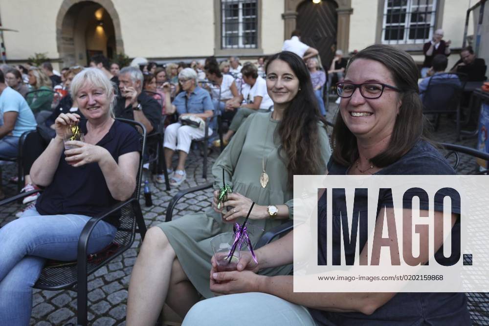 Besucher beim Open Air Kino Auftakt am 17. August auf dem Schlosshof Strünkede in Herne-Baukau-Ost. Deutschland NRW Herne
