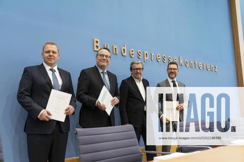Bundespressekonferenz in Berlin - Vorstellung der Forderungen der Metall- und Elektro-Industrie zum Arbeitszeitrecht sowie zur Erfassung der Arbeitszeit - Prof. Dr. Clemens Höpfner, Jurist und Hochschullehrer Universität Köln, Prof. Dr. Gregor Thüsing, Rechtswissenschaftler Rheinische Friedrich-Wilhelms-Universität Bonn, Dr. Stefan Wolf, Präsident Arbeitgeberverband Gesamtmetall und CEO ElringKlinger AG, Prof. Dr. Sascha Stowasser, Arbeitswissenschaftler und Direktor des ifaa - Institut für angewandte Arbeitswissenschaft (von links);Bundespressekonferenz in Berlin - Vorstellung der Forderungen der Metall- und Elektro-Industrie zum Arbeitszeitrecht sowie zur Erfassung der Arbeitszeit - Prof. Dr. Clemens Höpfner, Jurist und Hochschull