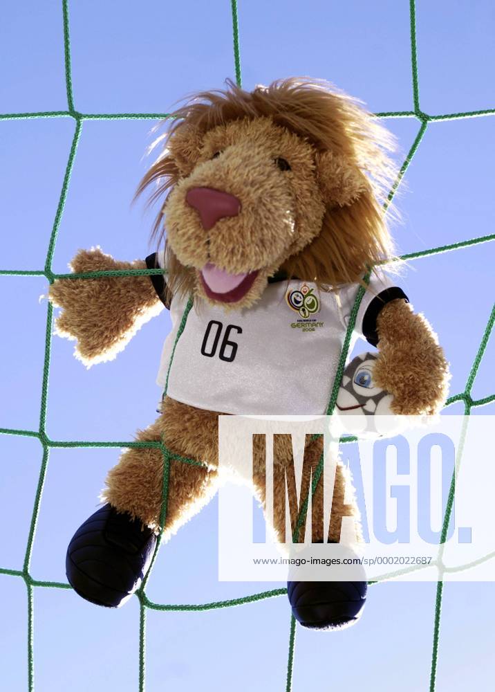 WM Maskottchen Goleo VI hängt mit Pille dem sprechenden Ball in einem Tornetz Fußball WM Herren Vorschau Weltmeisterschaft 2006, Shooting, Vdig Einzelbild Luzern