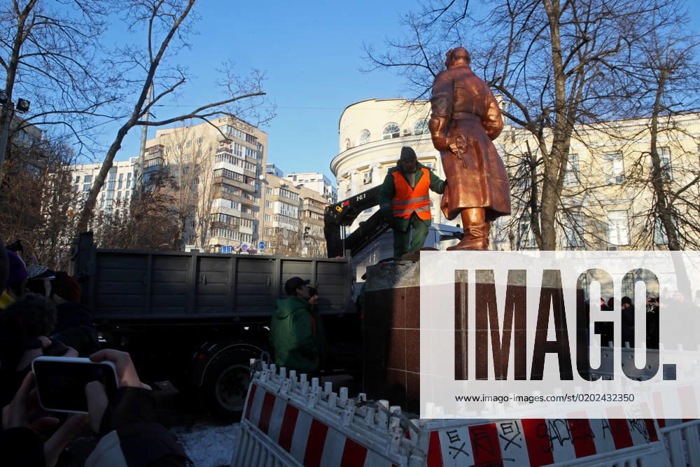 KYIV, UKRAINE - FEBRUARY 8, 2023 - Workers remove the monument to Soviet pilot Valery Chkalov situated at the intersection of Olesia Honchara and Mykhaila Kotsiubynskoho Streets in Kyiv s Shevchenkivskyi district, Kyiv, capital of Ukraine. Chkalov monument dismantled in Kyiv