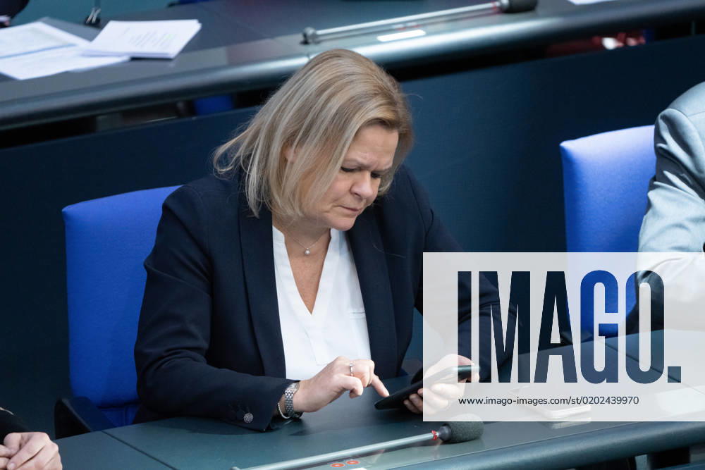 Bundestag, Nancy Faeser taps into cell phone Bundestag, plenary on 8 2 2023, Nancy Faeser, Federal Minister of the Interior and for Home Affairs Berlin Berlin GER