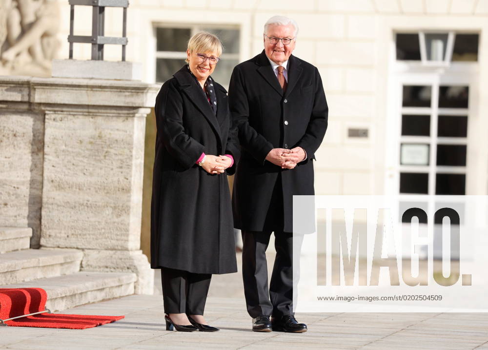 President of the Republic of Slovenia, Nataöa Pirc Musar, Federal President Frank Walter Steinmeier, Germany, Berlin, Bellevue Palace, welcoming the President of the Republic of Slovenia, Nataöa Pirc Musar, with military honors.