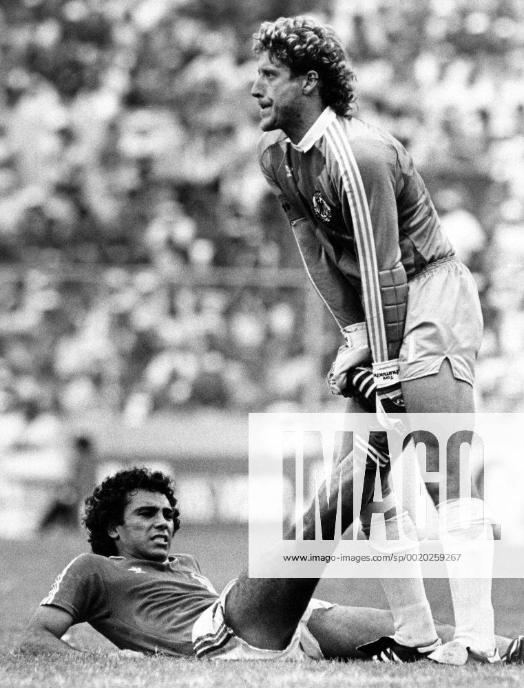 Torwart Harald -Toni- Schumacher (BR Deutschland) hilft Hugo Sanchez (Mexiko) bei einem Wadenkrampf