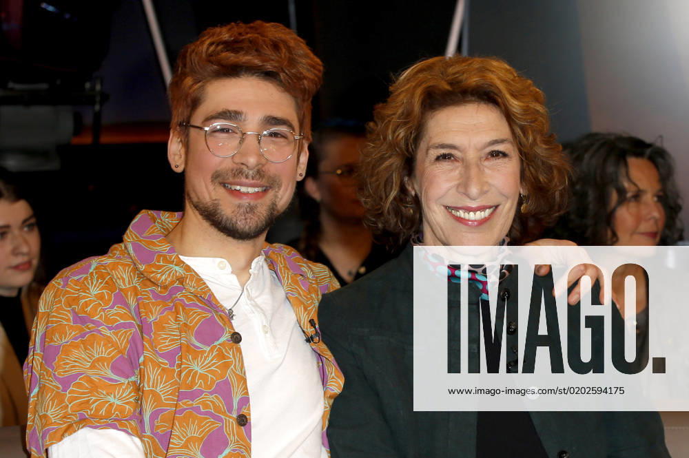 Julian Pajzs with mother Adele Neuhauser at the recording of the NDR Talk Show in the NDR TV studio Lokstedt Hamburg, 10 02 2023 Foto:xH.xHartmannx xFuturexImage