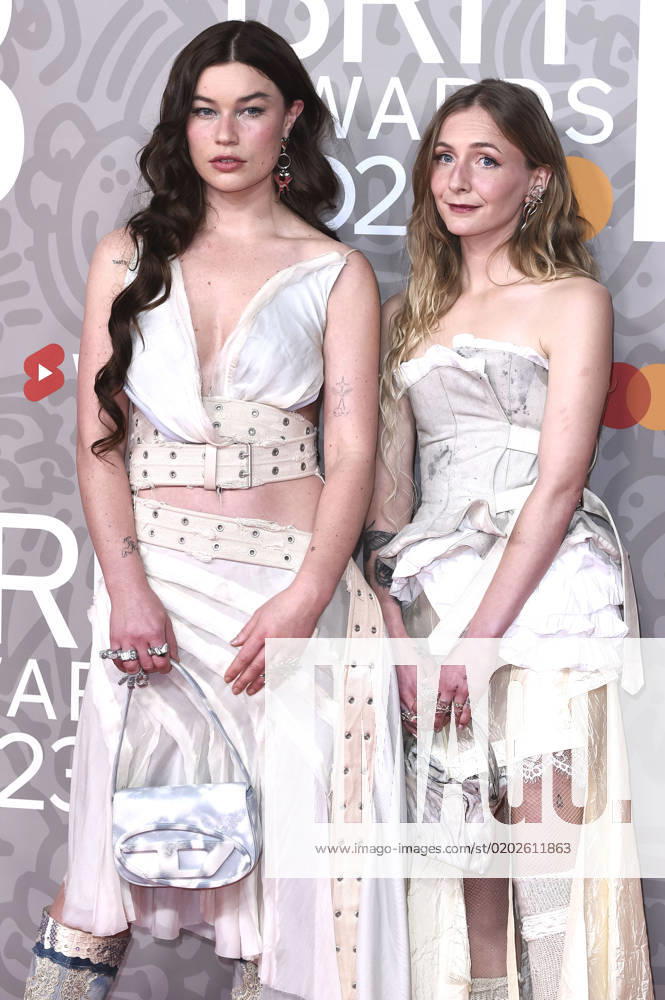 Rhian Teasdale and Hester Chambers of Wet Leg at the 43 BRIT Awards 2023 ceremony at the O2 Arena London, 11 02 2023. Foto:xS.xFuturexImage