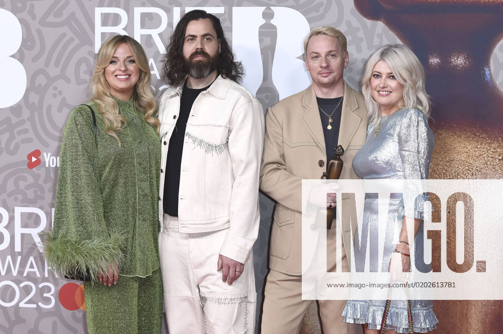 Tyler Johnson and Kid Harpoon with company at the 43 BRIT Awards 2023 ceremony at the O2 Arena London, 11 02 2023. Foto:xS.xFuturexImage