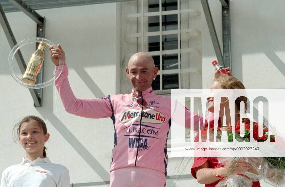 Etappensieger Marco Pantani (Italien Mercatone Uno) während der Siegerehrung zwischen zwei Hostessen - Radsport Herren Tour de France 2000, Straßenradsport, Straße, Rad, Vneg Gruppe 12. Etappe: Carpentras - Mont Ventoux Freude,