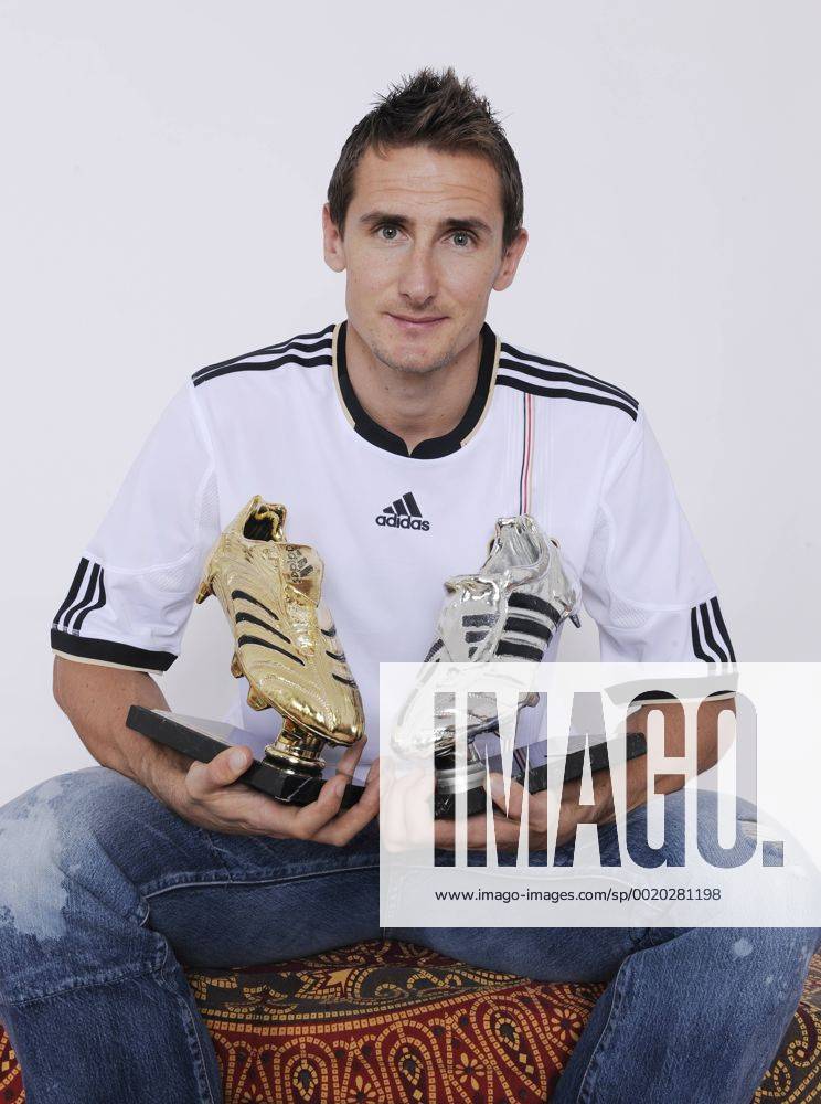 Miroslav Klose (Deutschland) präsentiert seine WM Auszeichnungen (Goldener und Silberner Schuh) von 2002 und 2006 - Fotoshooting anlässlich der WM 2010 in Südafrika