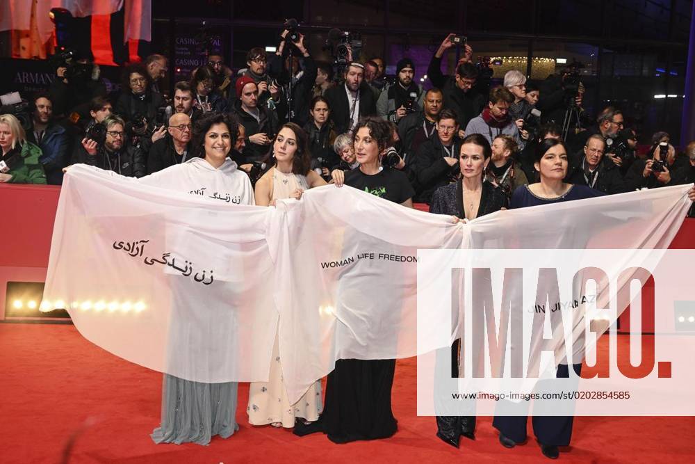 Berlinale 2023 - Eröffnung mit Â«She came to meÂ» am 16. Februar 2023,für Frauen im Iran protestierende Schauspielerinnen kommen zur Eröffnung der Berlinale. Als erster Film wird die Komödie Â«She came to meÂ» gezeigt. Als 73. Internationale Filmfestspiele Berlin zählt die Berlinale zu den großen Filmfestivals und dauert bis zum 26. Februar 2023. Iran (Islamische Republik) Berlin