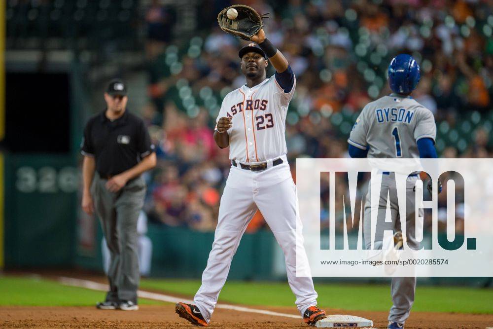 Houston Astros first baseman Chris Carter (23) catches a throw to record an out against Kansas City Royals center fielder Jarrod Dyson (1) during the 3rd inning of a Major League Baseball game between the Houston Astros and the Kansas City Royals at Minute Maid Park in Houston, TX. ..Trask Smith CSM MLB Baseball Herren USA 2015: Royals vs Astros JUN 29 - ZUMAc04_