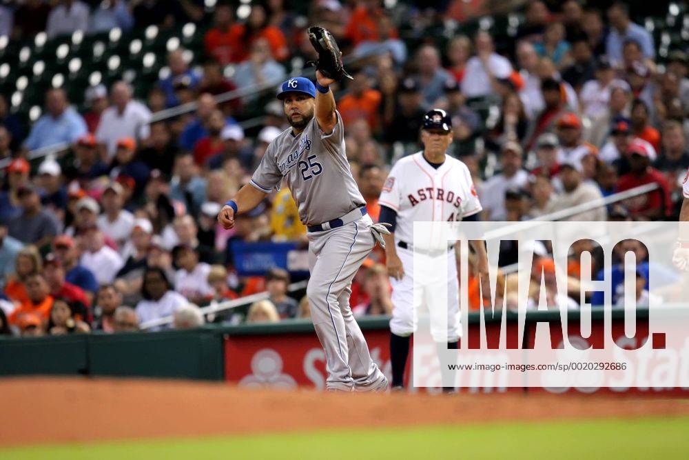 JUN 30 2015: Kansas City Royals designated hitter Kendrys Morales (25) reaches out to catch a fielded ball for an out during the MLB Baseball Herren USA baseball game between the Houston Astros and the Kansas City Royals from Minute Maid Park in Houston, TX. (Mandatory credit: Erik Williams CSM) MLB 2015: Royals vs Astros JUN 30 - ZUMAc04_