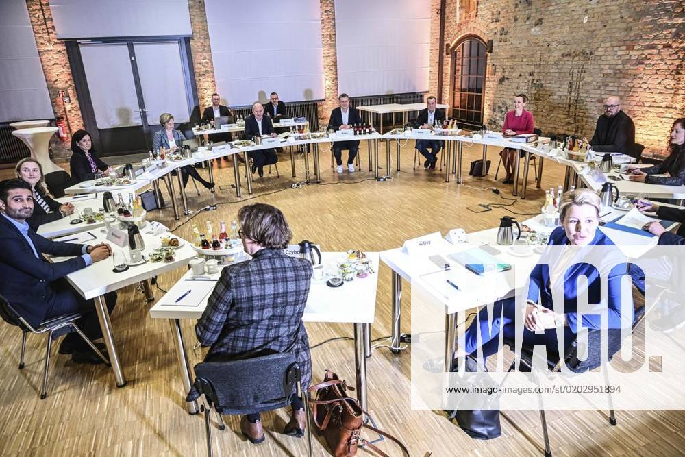 Erste Sondierungsgespräche zwischen CDU und SPD nach er Wiederholungswahl am 17. Februar 2023 auf dem Berliner EUREF-Campus. Kai Wegner, Franziska Giffey und Raed Saleh. Deutschland Berlin
