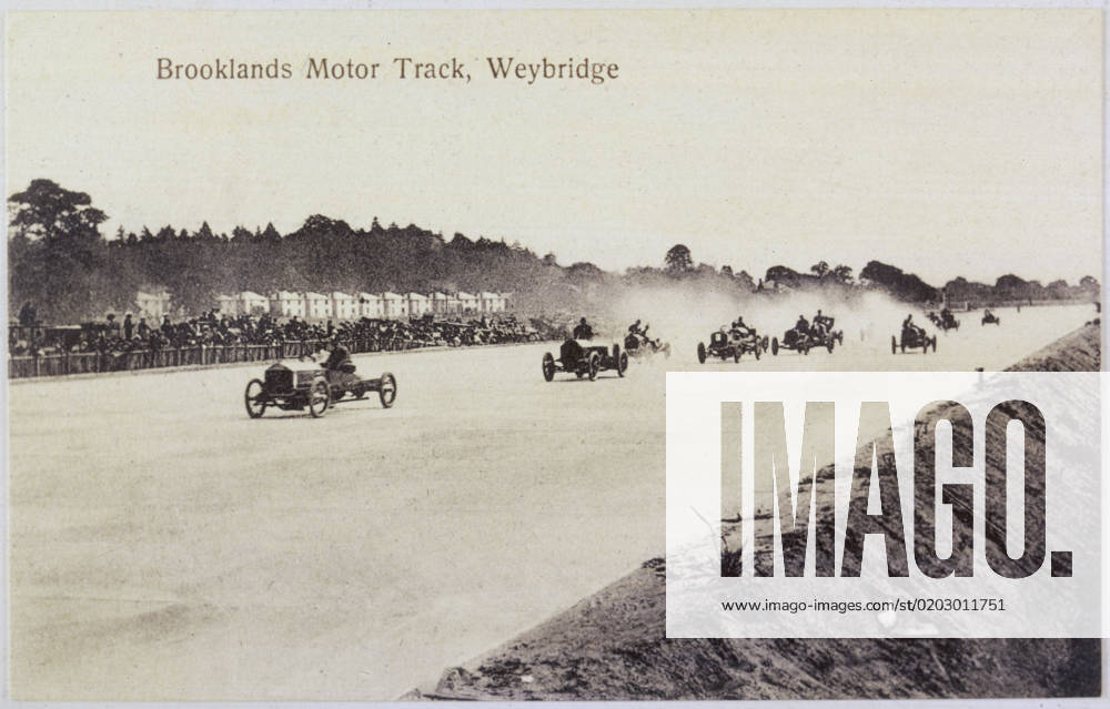 Brooklands Motor Racing Motor racing at Brooklands, Weybridge, Surrey - England s first purpose-made motor racing circuit Date: circa 1907