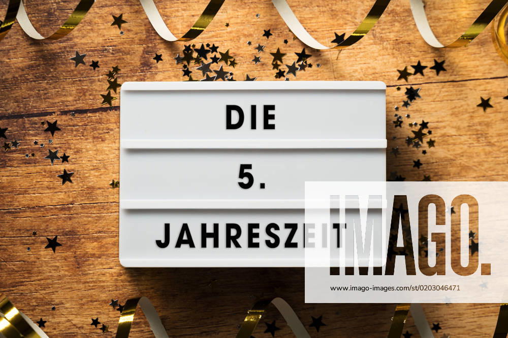 IMAGO Creative, Gesellschaft, Fasching 18 February 2023: Carnival - the fifth season. Garland with light box and inscription: The 5th season FOTOMONTAGE